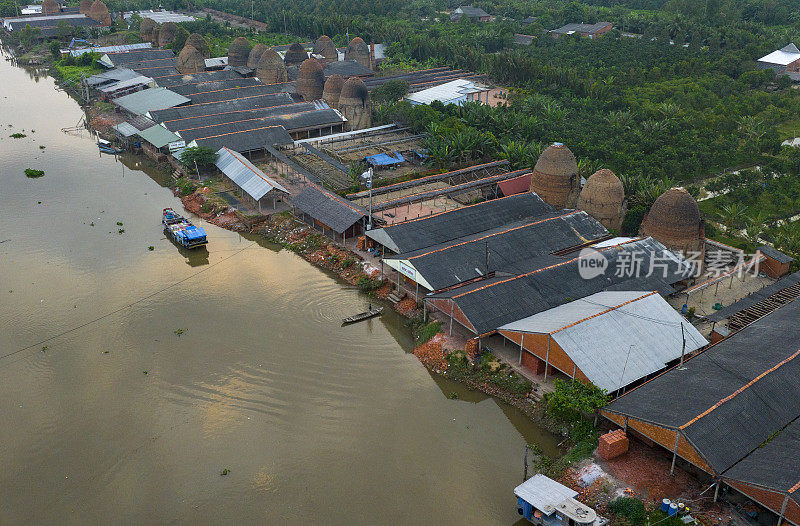 日落下的Mang Thit古砖村，湄公河三角洲，永隆省